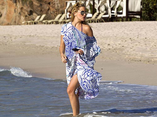 Kate Hudson в пляжном платье